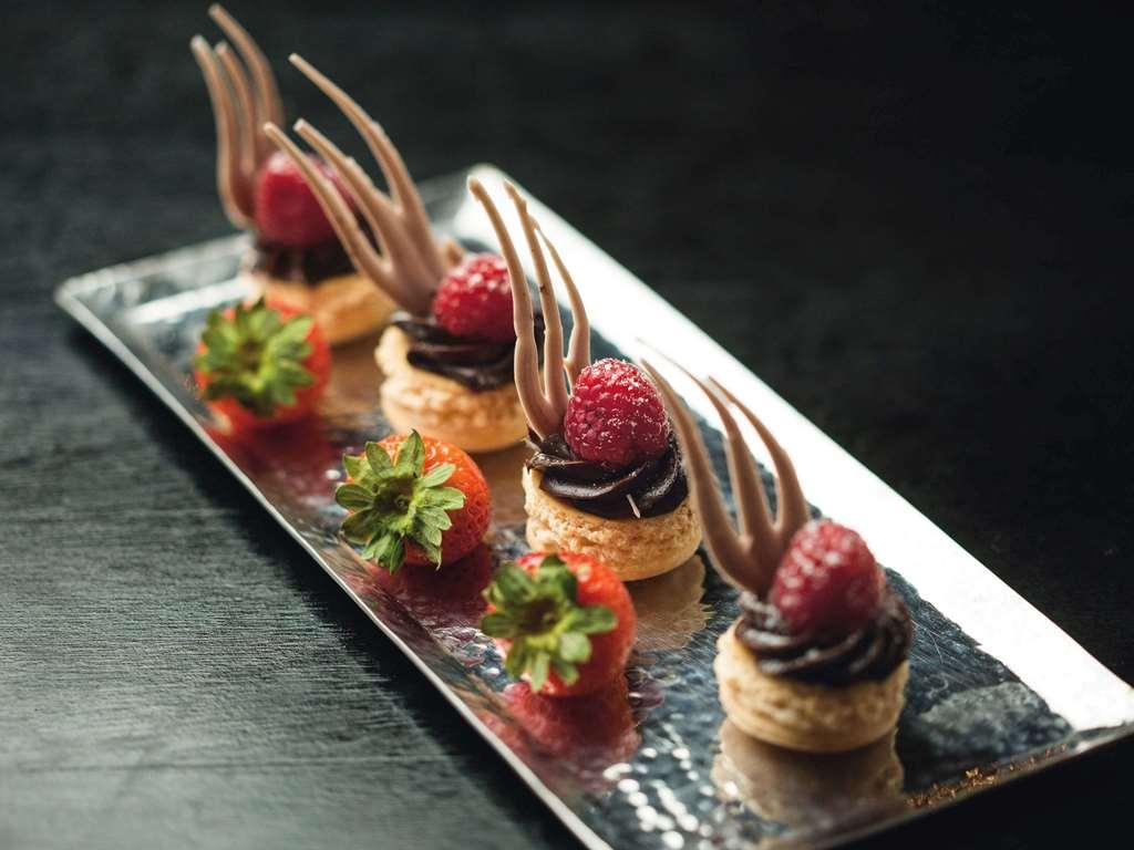 Moevenpick Ambassador Hotel Аккра Ресторан фото
