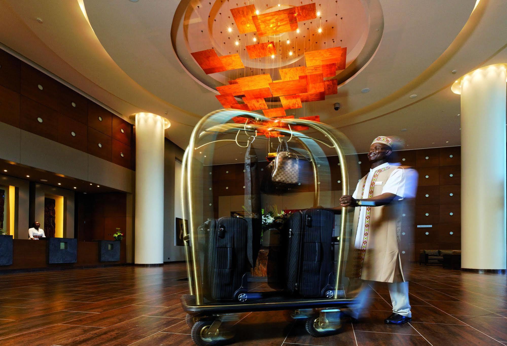 Moevenpick Ambassador Hotel Аккра Экстерьер фото